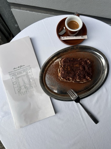 Tiramisù mit Espresso auf Silberteller — auf Instagram ansehen
